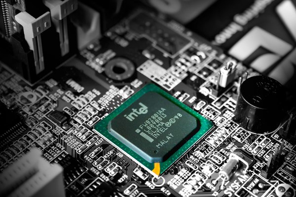 Quels sont les avantages des cartes mères avec support PCIe 4.0 pour les PC de gaming de pointe ?