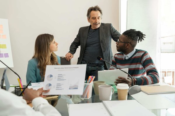 Quels sont les avantages des processeurs Intel Core i9 pour les applications de montage vidéo ?